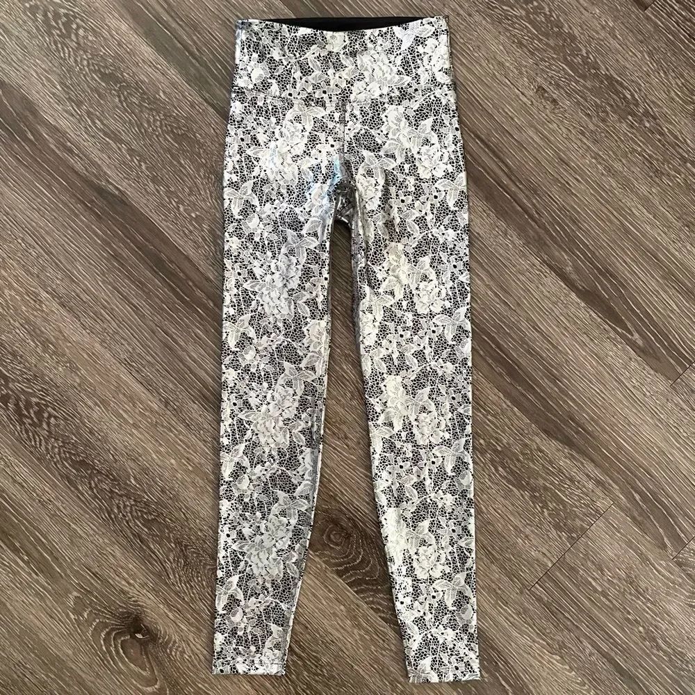 Heroine sport platinum lace leggings